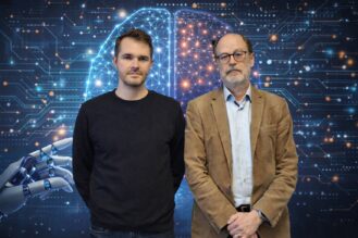 Viikon debatin keskustelijat Perttu Pölönen ja Tuomo Alasoini. Keskustelijoiden taustalla tekoälyn luomaa futuristista kuvitusta.