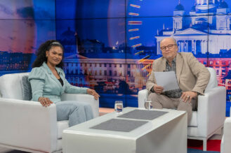 Säde Lehtonen Ajassa-ohjelman studiossa Markku Tenhusen haastateltavana