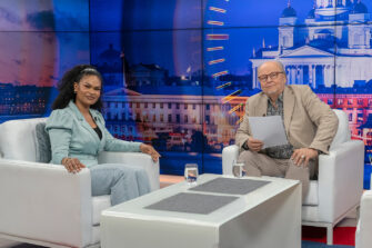 Säde Lehtonen Ajassa-ohjelman studiossa Markku Tenhusen haastateltavana