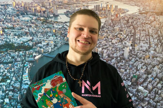 Esikoiskirjailija Aleksi Soininen kädessään uusi Donkki ja hyytävä Hervo -kirja. Kuva: Mika Järvinen