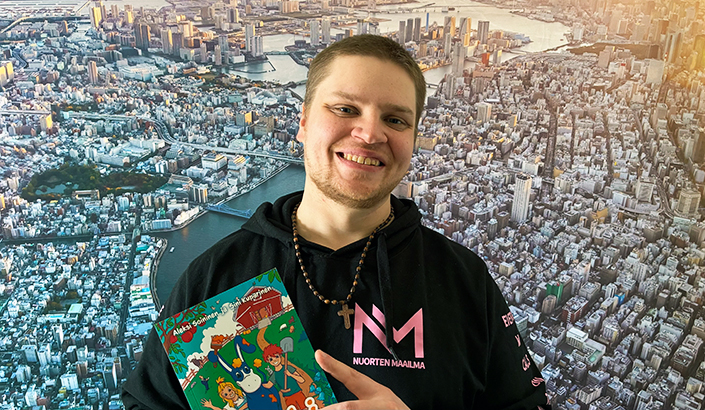 Esikoiskirjailija Aleksi Soininen kädessään uusi Donkki ja hyytävä Hervo -kirja. Kuva: Mika Järvinen