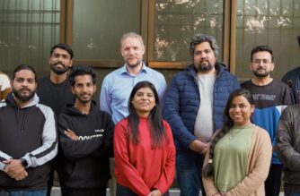 Andrew Hart PAK7:n nuorten tiimiläisten kanssa.