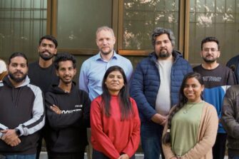 Andrew Hart PAK7:n nuorten tiimiläisten kanssa.