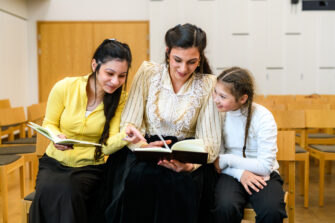 Suomen romanikielinen Markuksen evankeliumi on julkaistu