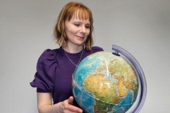 Ella Pääkkö tutkii karttapalloa.