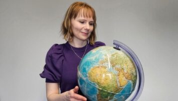 Ella Pääkkö tutkii karttapalloa.