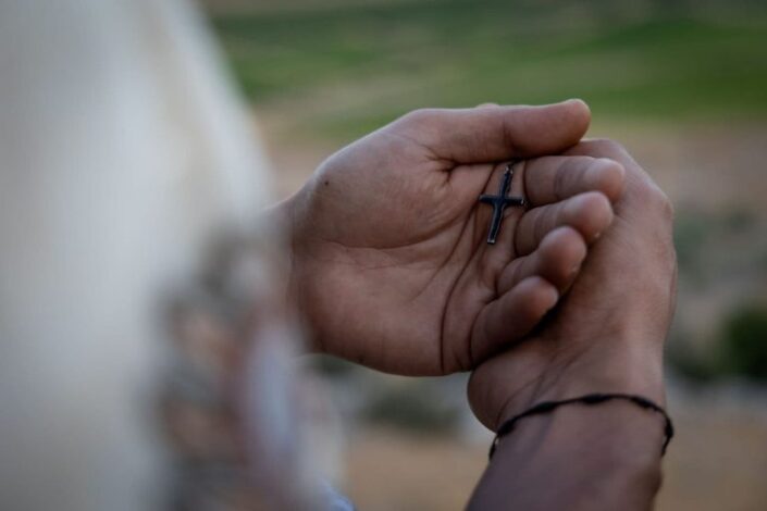 Ristiriipus kämmenellä.