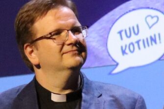 KRS:n toiminnanjohtaja Kalle Virta: ”Keski-ikäiset suomalaiskristityt suorastaan kiusaantuvat siitä, miten avoimesti nykynuoret keskustelevat uskosta”