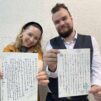 Lähetystyöntekijät Joanna ja Petteri Rantamäki esittelevät japanin kielen kirjoitusharjoituksiaan. Kuva: Rantamäkien arkisto