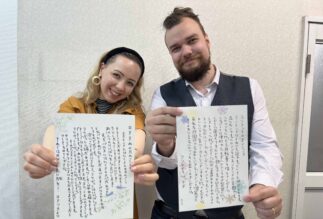 Lähetystyöntekijät Joanna ja Petteri Rantamäki esittelevät japanin kielen kirjoitusharjoituksiaan. Kuva: Rantamäkien arkisto