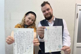 Lähetystyöntekijät Joanna ja Petteri Rantamäki esittelevät japanin kielen kirjoitusharjoituksiaan. Kuva: Rantamäkien arkisto