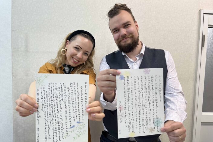 Lähetystyöntekijät Joanna ja Petteri Rantamäki esittelevät japanin kielen kirjoitusharjoituksiaan. Kuva: Rantamäkien arkisto