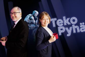 Petter Kavonius ja Saara Makkonen juontavat Teko Pyhä -podcastia.