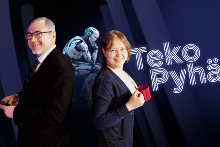 Petter Kavonius ja Saara Makkonen juontavat Teko Pyhä -podcastia.