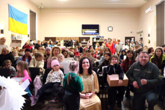 Seurakunnan järjestämä joulujuhla Ukrainassa, jossa jaettiin Tabean joulupaketteja. Kuva: Tabean arkisto