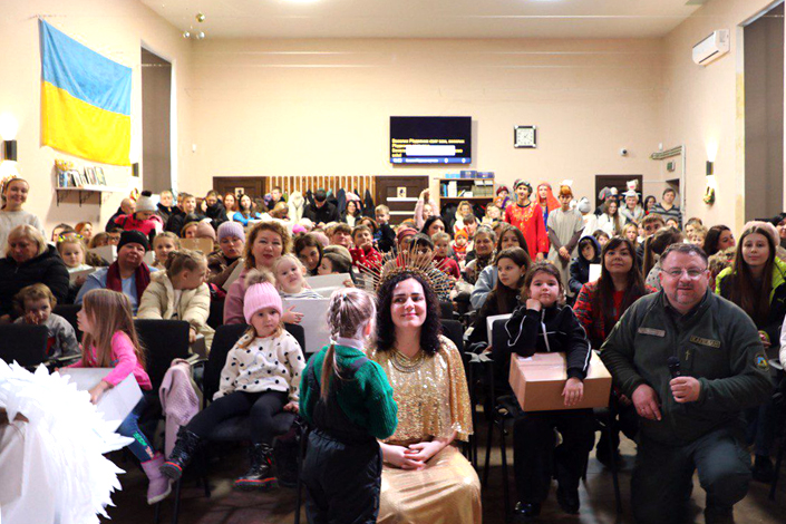 Seurakunnan järjestämä joulujuhla Ukrainassa, jossa jaettiin Tabean joulupaketteja. Kuva: Tabean arkisto