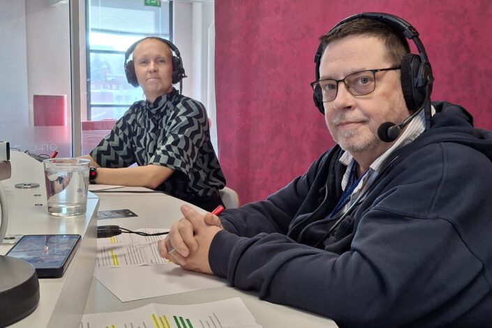 Liisa Odiah ja Daniel Weintraub Radio Dein studiossa.