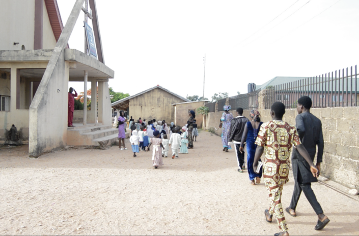 Nigerilaisia kristittyjä menossa kirkkoon.