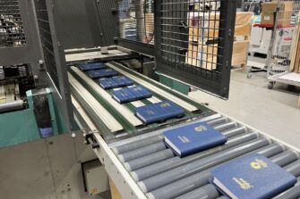 Kriisit ja sodat räjäyttivät Raamattujen kysynnän – Mikkelissä painetaan Uusia testamentteja yötä päivää