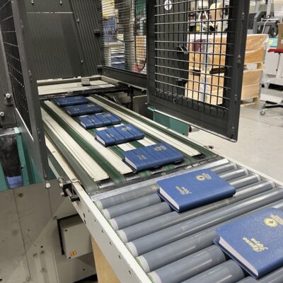 Kriisit ja sodat räjäyttivät Raamattujen kysynnän – Mikkelissä painetaan Uusia testamentteja yötä päivää