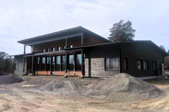 Uuden lastentalon valmistumista juhlittiin Parikanniemen lastenkodissa