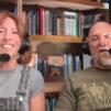 Joy ja Scott Keith istuvat työhuoneessaan podcast-haastattelussa. Kuva otettu videosta.