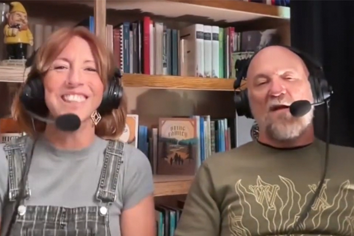 Joy ja Scott Keith istuvat työhuoneessaan podcast-haastattelussa. Kuva otettu videosta.