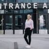 Johanna Vauto seisoo sisäänkäynnin edessä.