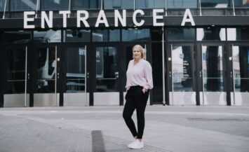 Johanna Vauto seisoo sisäänkäynnin edessä.