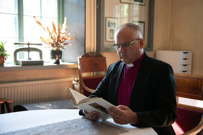 Piispa Bo-Göran Åstrand lukemassa Porvoossa.