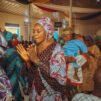 Seurakuntalaisia Nigeriassa jumalanpalveluksessa