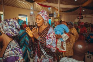 Seurakuntalaisia Nigeriassa jumalanpalveluksessa