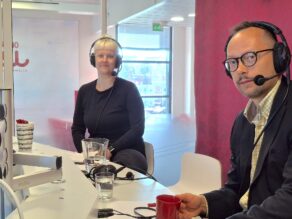 Noora Halmeenlaakso ja Paavo Teittinen Radio Dein studiossa.