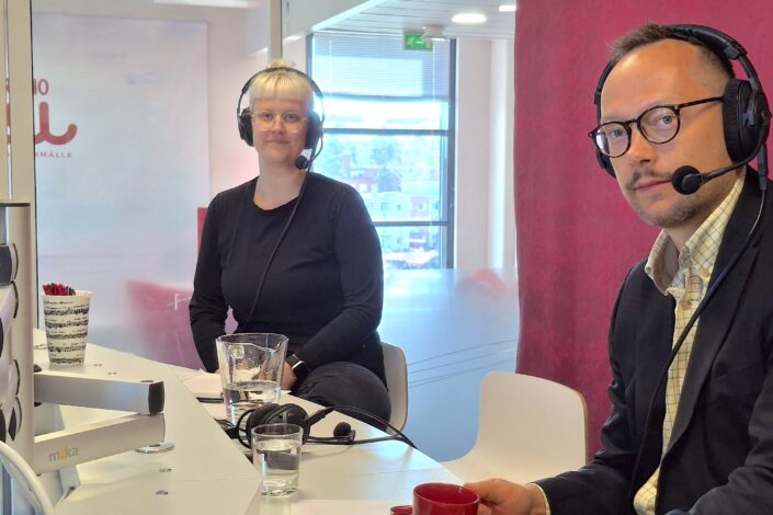 Noora Halmeenlaakso ja Paavo Teittinen Radio Dein studiossa.