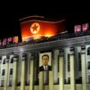 Suuri rakennus, jonka katolla on valtava Pohjois-Korean lippu ja etuseinällä roikkuu iso Kim Il Sungin muotokuva.