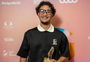 Amos voitti vuonna 2025 Vuoden nuori lauluntekijä palkinnon Glow Gospel Awards -gaalassa.