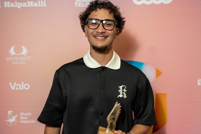 Amos voitti vuonna 2025 Vuoden nuori lauluntekijä palkinnon Glow Gospel Awards -gaalassa.