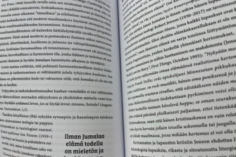 Kuvassa on aukeama Totuus vai tehtävä 2 -kirjasta.
