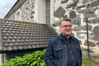 Mersumies toimitti kansien väliin Sansan historian