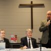 Helmi Mikkola, Pekka Kiuttu ja Mikko Matikainen Sansan kevätkokouksessa Hyvinkään seurakuntakeskuksessa 13.6.2026.