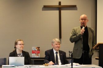 Helmi Mikkola, Pekka Kiuttu ja Mikko Matikainen Sansan kevätkokouksessa Hyvinkään seurakuntakeskuksessa 13.6.2026.
