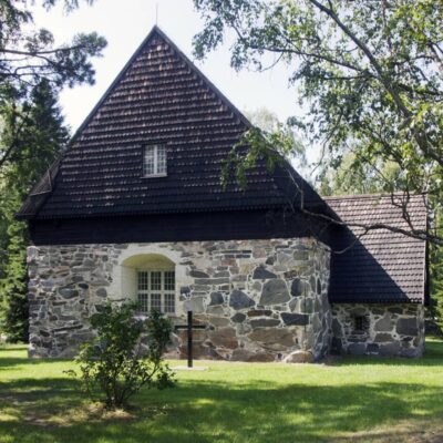 Tänä kesänä ennätysmäärä Tiekirkkoja auki ympäri Suomen, mutta kaksi suosikkikohdetta on remontissa