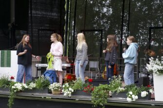 Valtakunnallinen evankeliumijuhla 2026 alkoi nuorten draamalla päälavalla.