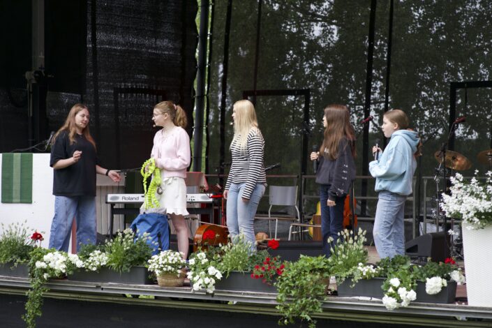 Valtakunnallinen evankeliumijuhla 2026 alkoi nuorten draamalla päälavalla.