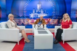 Studiossa Sari Tanus, Elina Ruohonen ja Markku Tenhunen