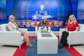 Studiossa Sari Tanus, Elina Ruohonen ja Markku Tenhunen