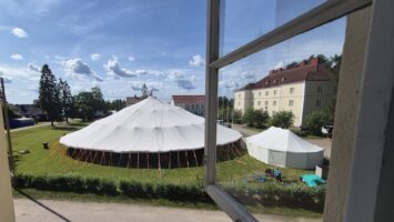 Teltan pystytystalkoot Lähetyskeskuksessa Ryttylässä. Kuva: SEKL viestintä
