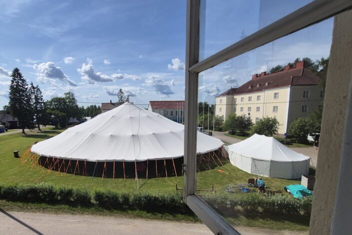 Teltan pystytystalkoot Lähetyskeskuksessa Ryttylässä. Kuva: SEKL viestintä