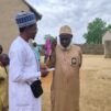 Nigerialainen evankelista jakaa ääniraamattuja kylässä