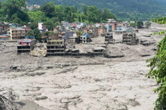 Tulva vyöryy kylän läpi Nepalissa.